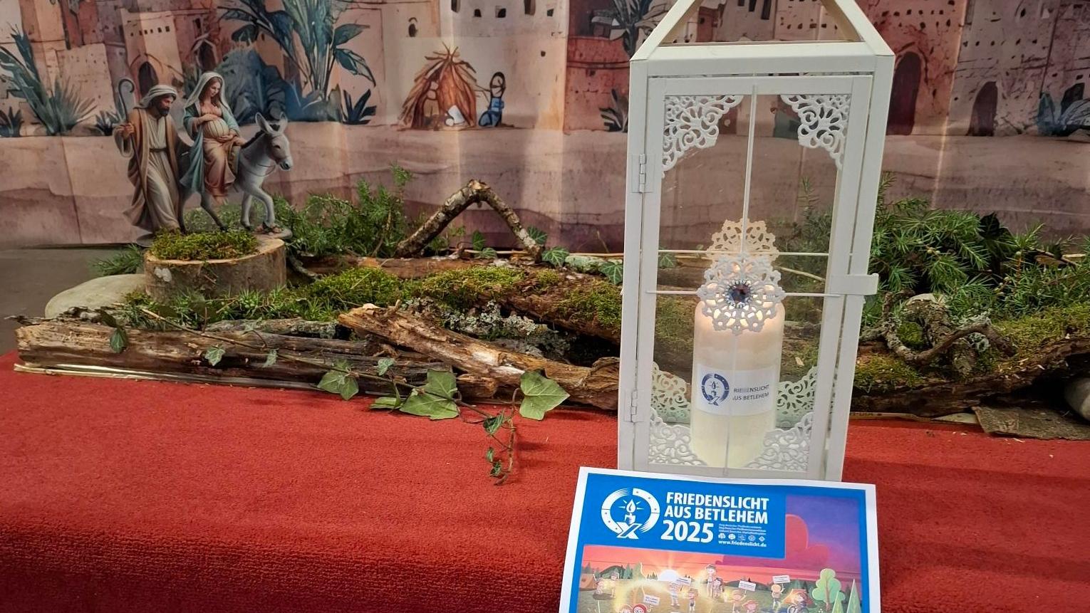 Das Friedenslicht brennt in der Kirche in Niederehe