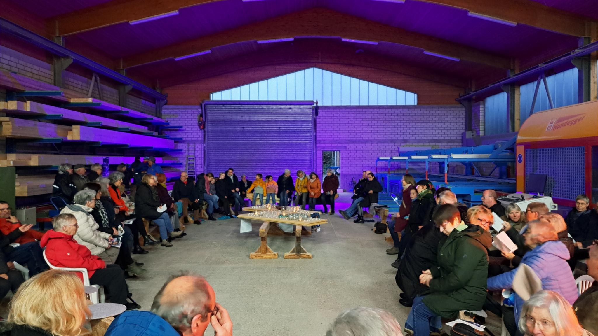 Kreativer Gottesdienst in der Zimmerei Holbach