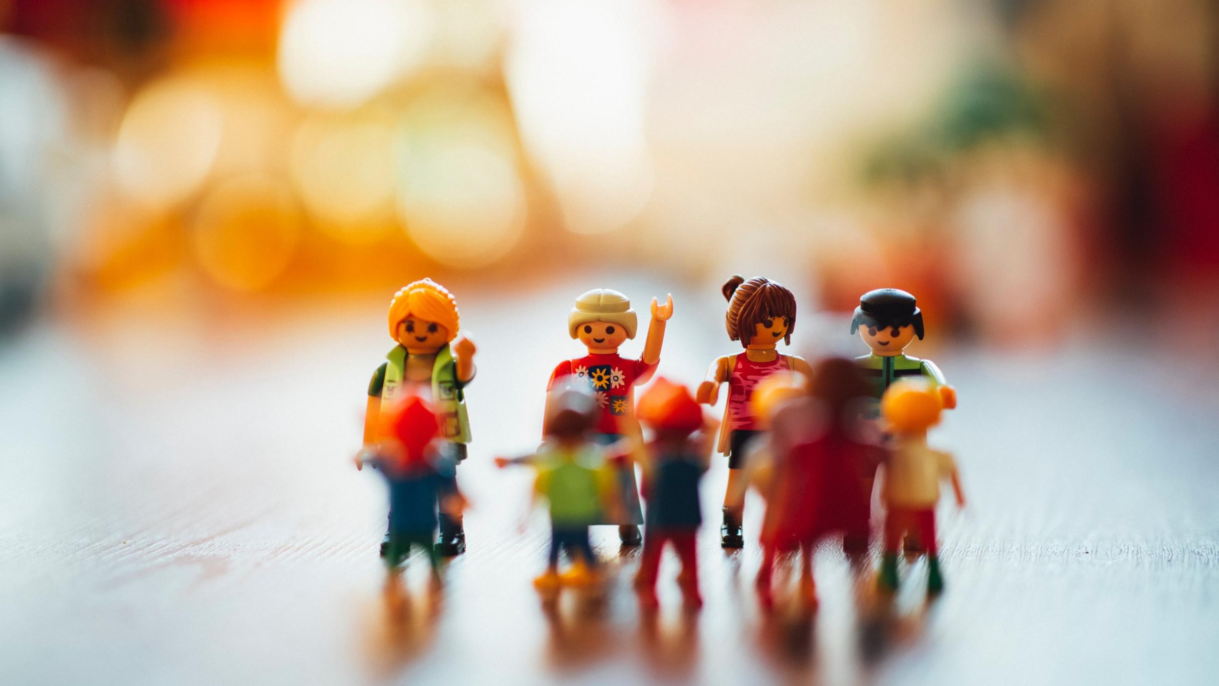 Man sieht eine Gruppe Playmobilmenschen zusammen stehend